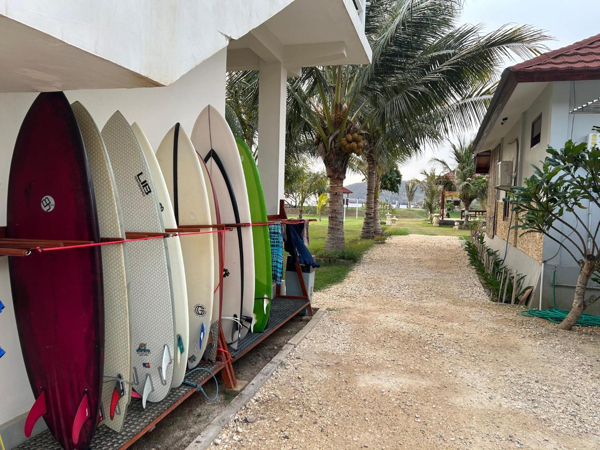 Mama Nings Beach Hotel Sekongkang Extérieur photo