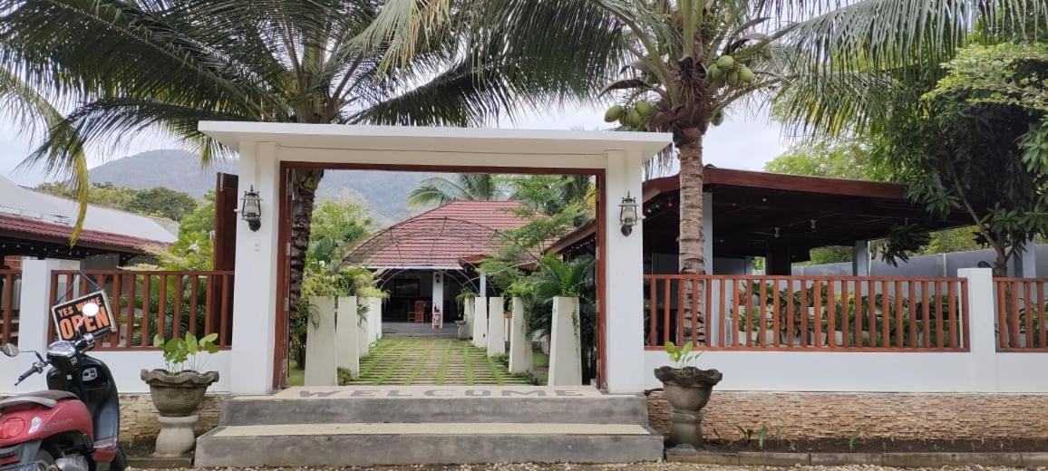 Mama Nings Beach Hotel Sekongkang Extérieur photo