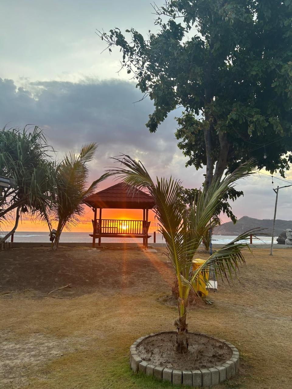 Mama Nings Beach Hotel Sekongkang Extérieur photo