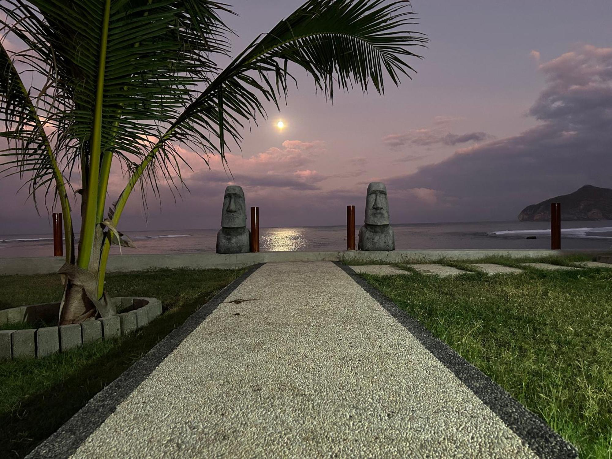 Mama Nings Beach Hotel Sekongkang Extérieur photo