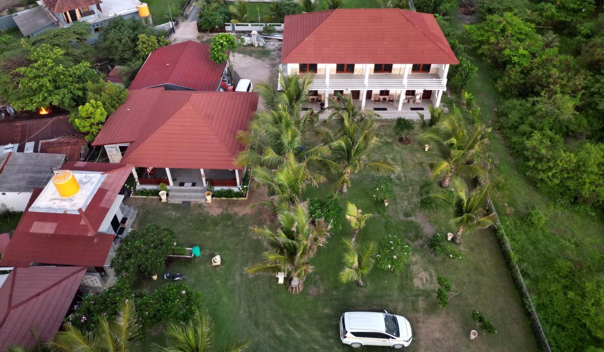 Mama Nings Beach Hotel Sekongkang Extérieur photo