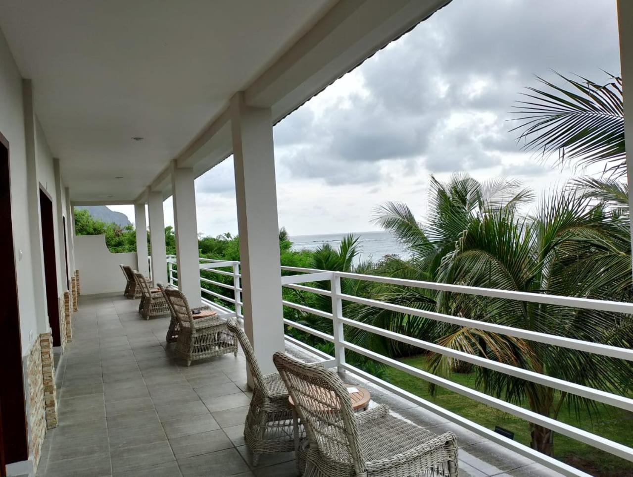 Mama Nings Beach Hotel Sekongkang Extérieur photo