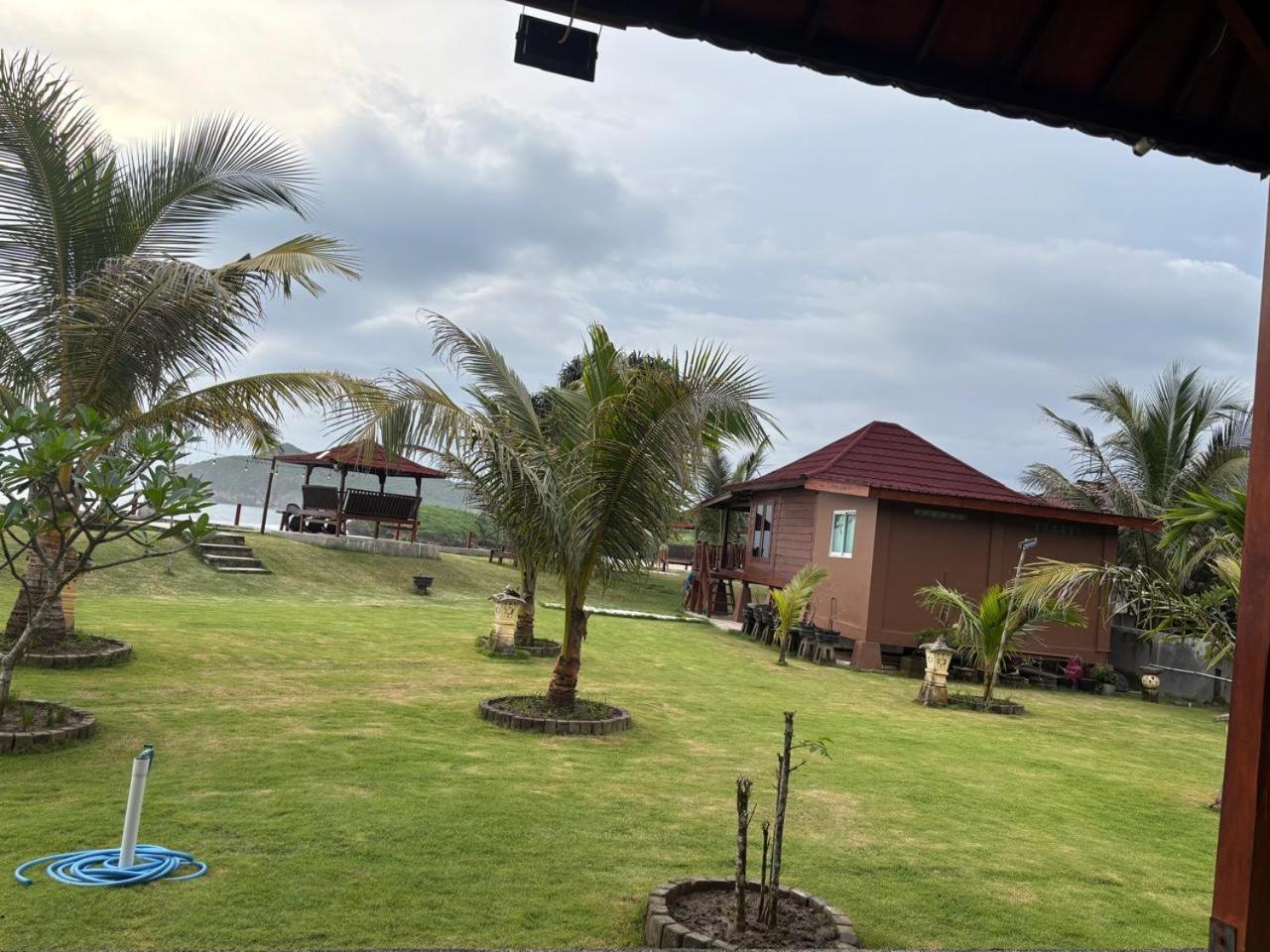 Mama Nings Beach Hotel Sekongkang Extérieur photo
