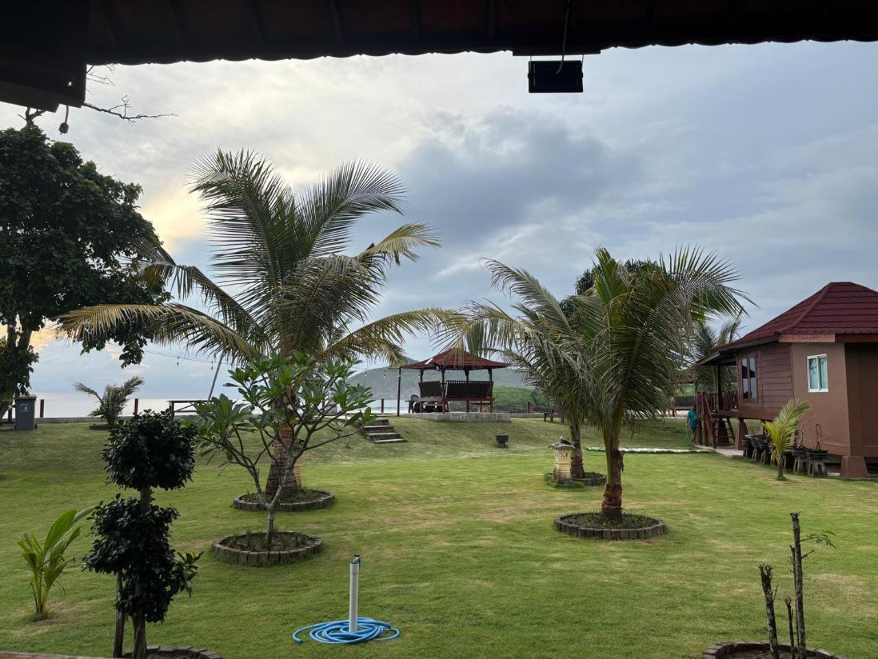 Mama Nings Beach Hotel Sekongkang Extérieur photo