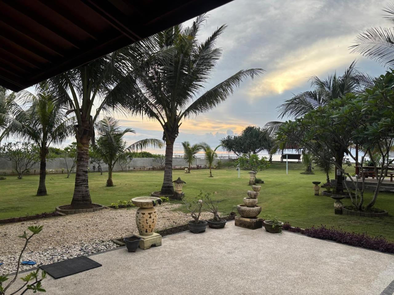 Mama Nings Beach Hotel Sekongkang Extérieur photo